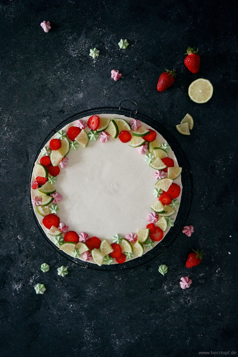 No Bake Philadelphia Torte mit Limetten, Mini Baiser und Erdbeer ...
