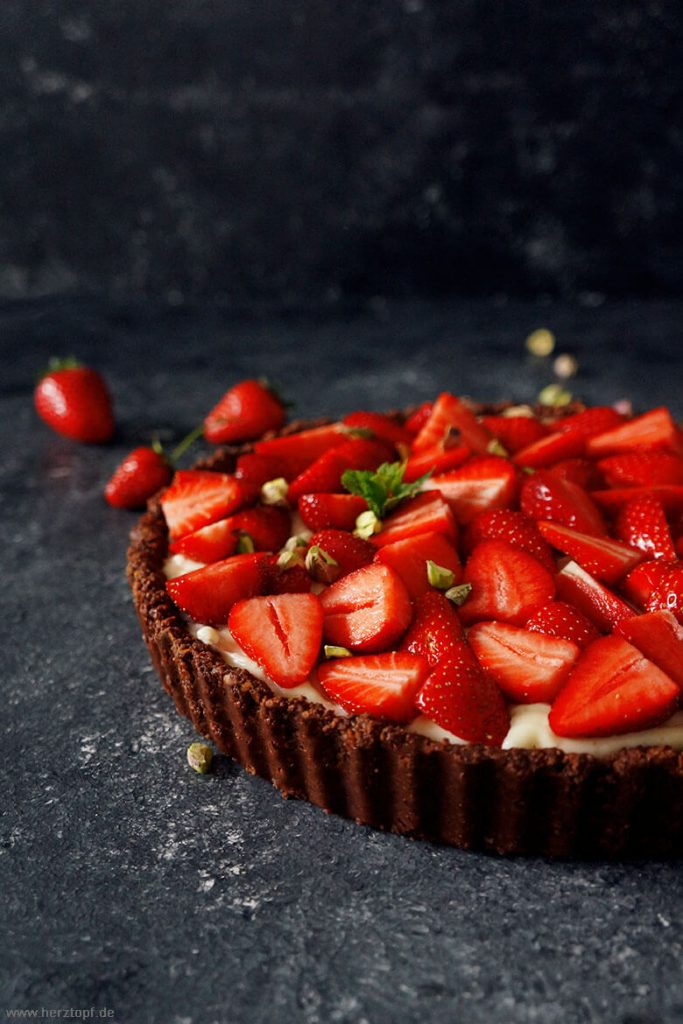 No Bake Erdbeer Tarte mit Schoko-Knusperboden, Vanillepudding-Creme und Pistazien