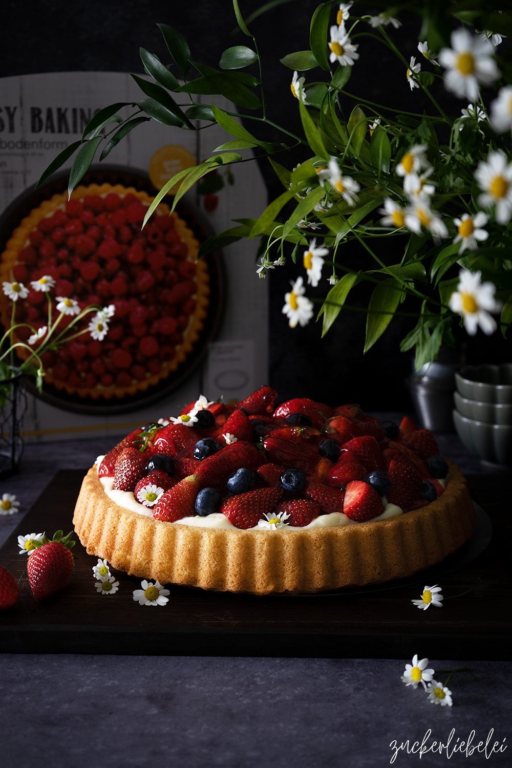 Obstkuchen mit Erdbeeren,  Blaubeeren und Vanillepudding