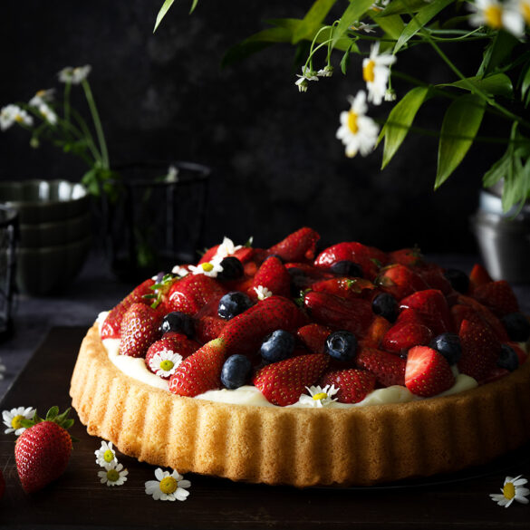 Obstkuchen mit Erdbeeren, Blaubeeren und Vanillepudding