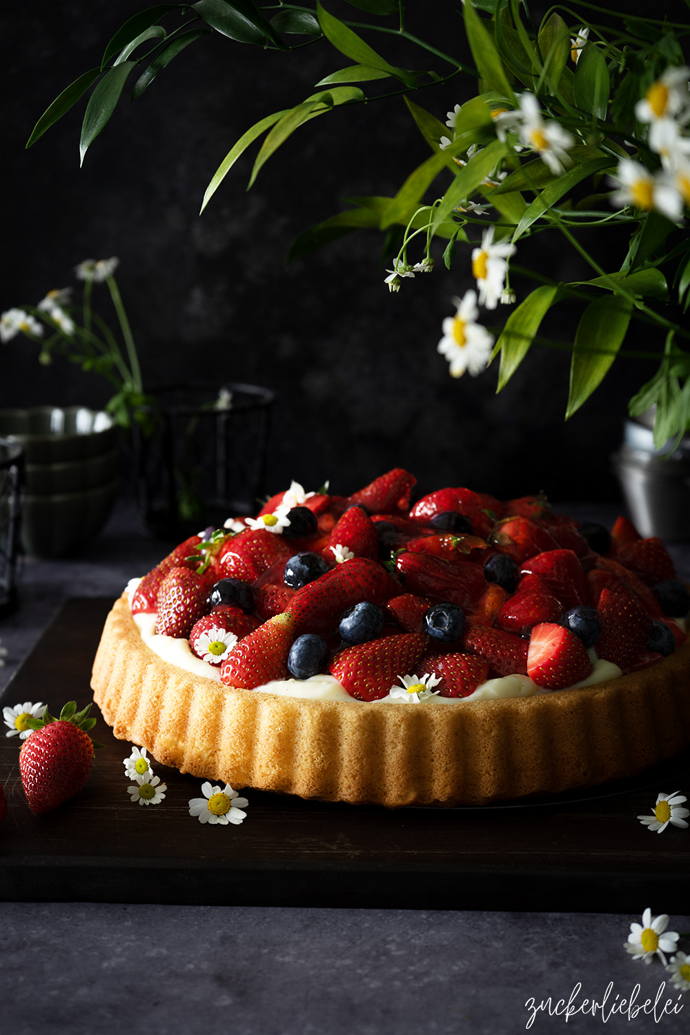 Obstkuchen mit Erdbeeren,  Blaubeeren und Vanillepudding