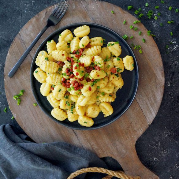 One Pot Gnocchi Pfanne mit Senf-Sahne und Speck