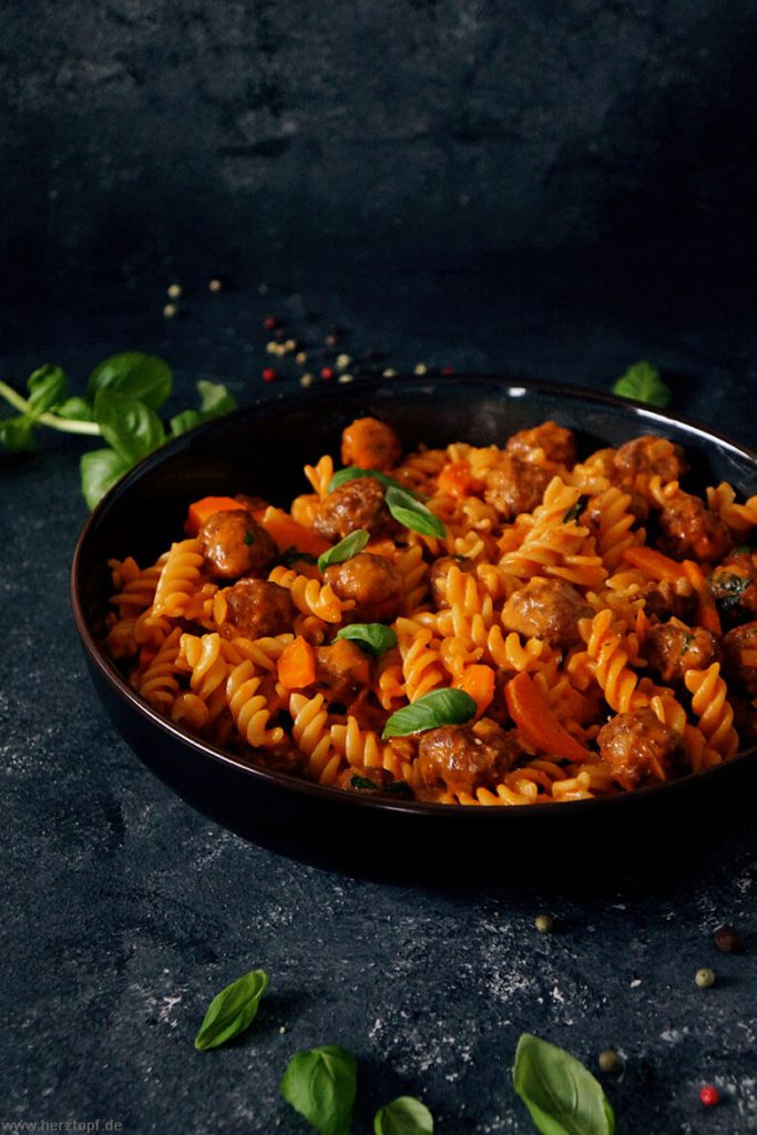 One Pot Pasta mit Hackbällchen in cremiger Soße