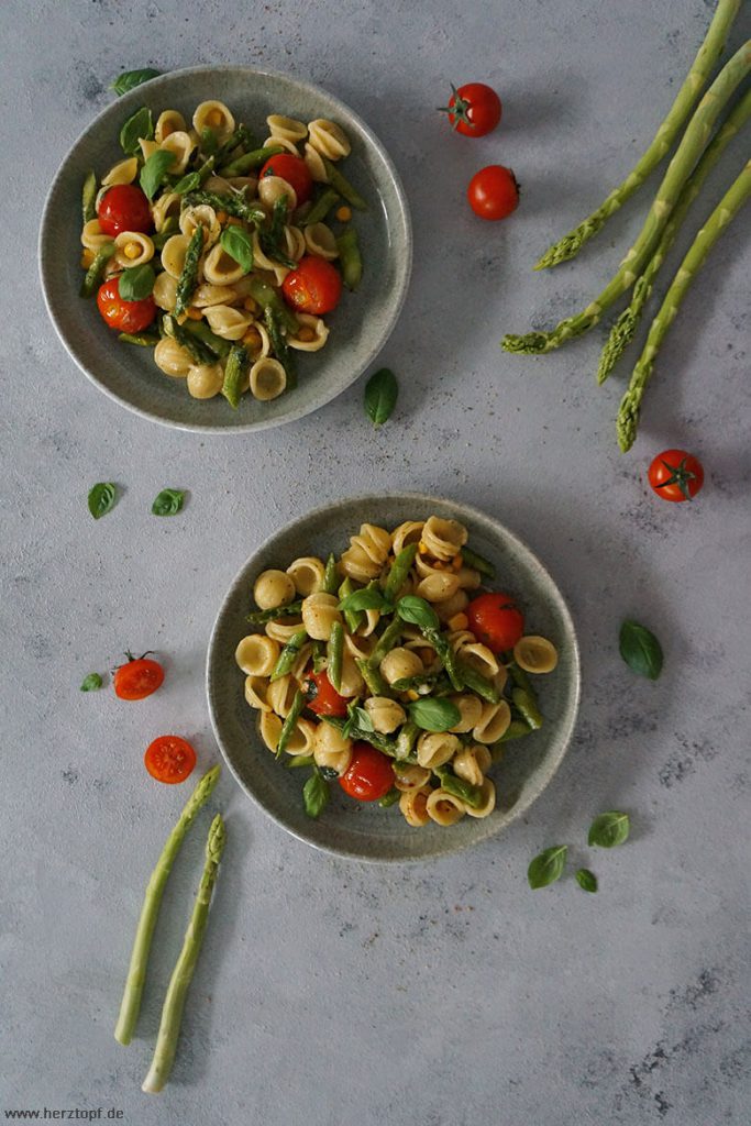 Orecchiette mit grünem Spargel, Tomaten, Mais und Heumilchkäse - warm ...