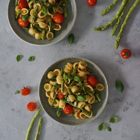 Orecchiette mit grünem Spargel, Tomaten, Mais und Heumilchkäse - warm und kalt ein Genuss