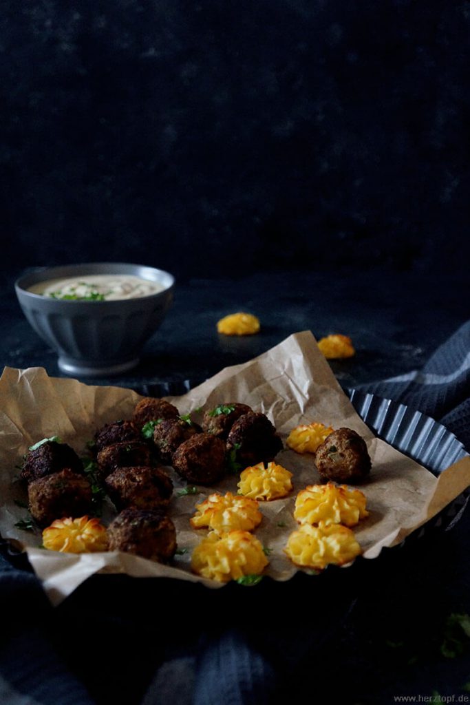 Orientalische Fleischbällchen mit Herzogin Kartoffeln und Aprikosen-Curry Dip