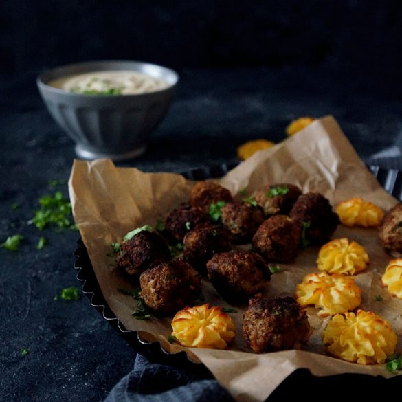 Orientalische Fleischbällchen mit Herzogin Kartoffeln und Aprikosen-Curry Dip