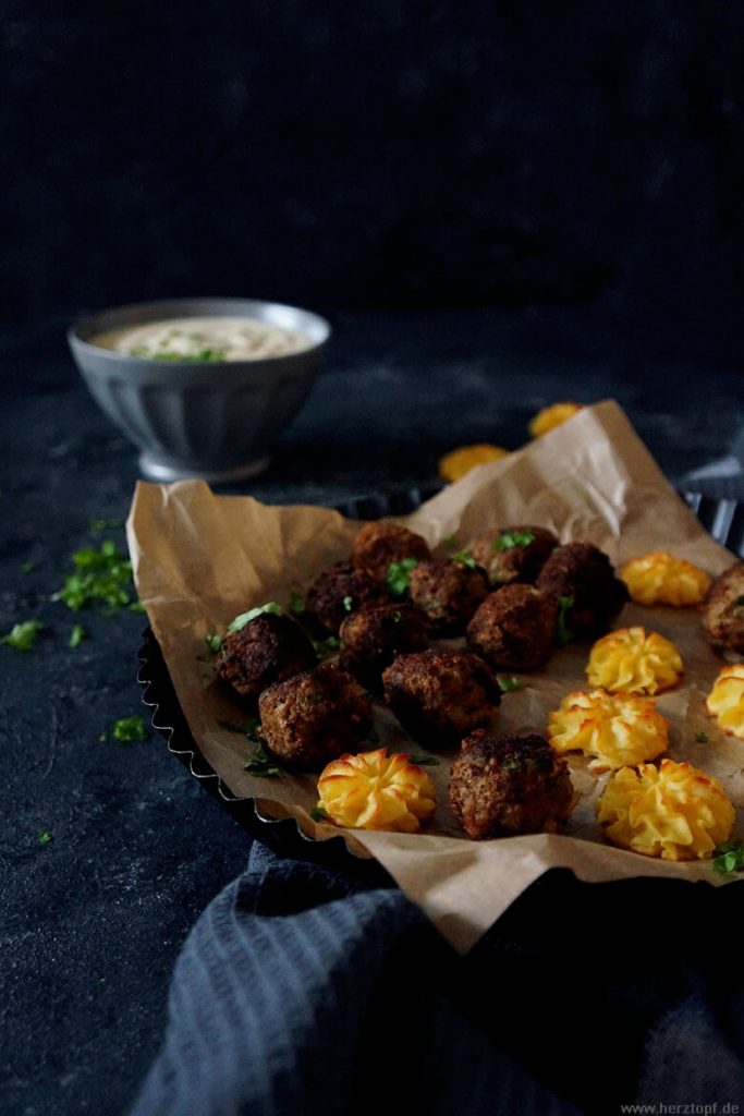 Orientalische Fleischbällchen mit Herzogin Kartoffeln und Aprikosen-Curry Dip