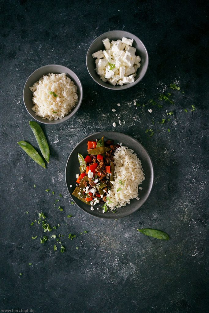 Orientalische Hackfleischpfanne mit Reis, Gemüse und Fetakäse