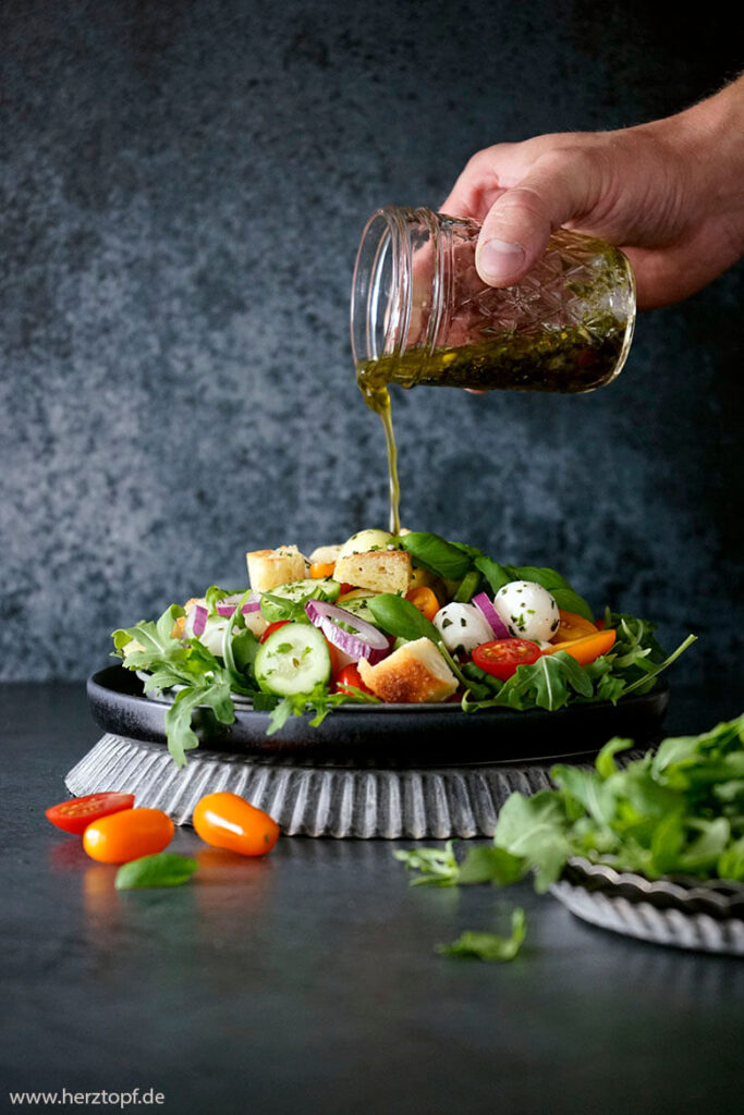 Panzanella | Brotsalat mit hausgemachten Croûtons, italienischem Kräuterdressing und gemischtem Salat