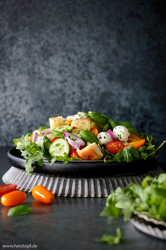 Panzanella | Brotsalat mit hausgemachten Croûtons, italienischem Kräuterdressing und gemischtem Salat