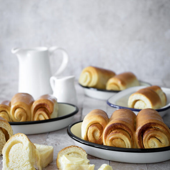 Parker House Rolls mit Honigbutter aus dem Airfryer oder Backofen