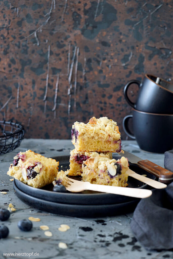 Rhabarber-Blaubeer-Streuselkuchen mit Kaffee und Marzipan