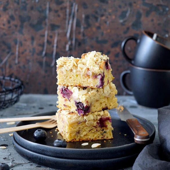 Rhabarber-Blaubeer-Streuselkuchen mit Kaffee und Marzipan