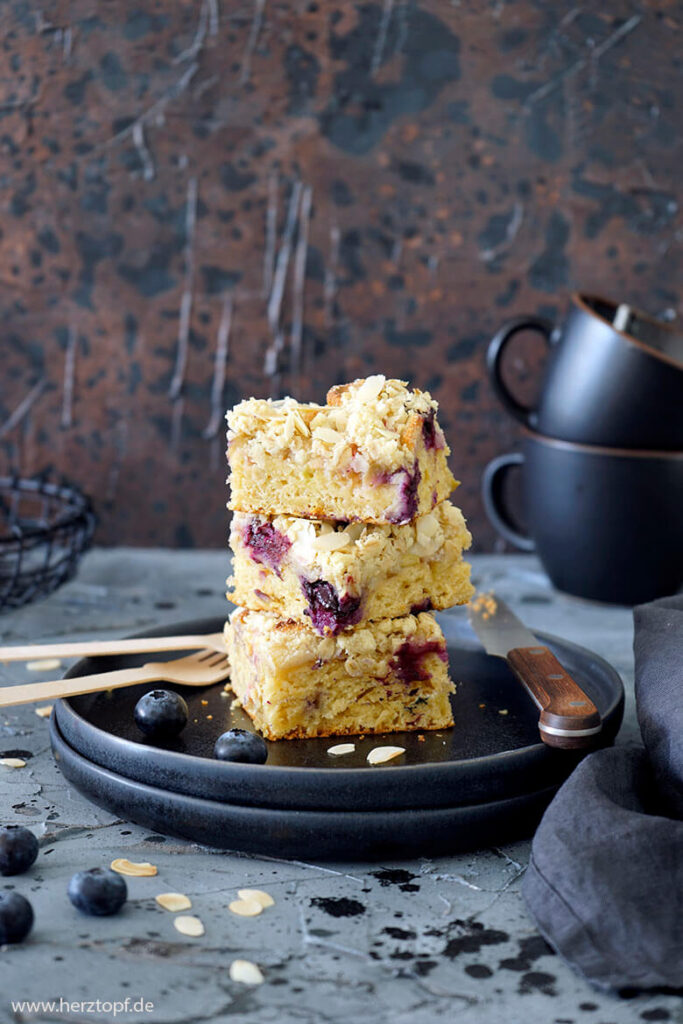 Rhabarber-Blaubeer-Streuselkuchen mit Kaffee und Marzipan