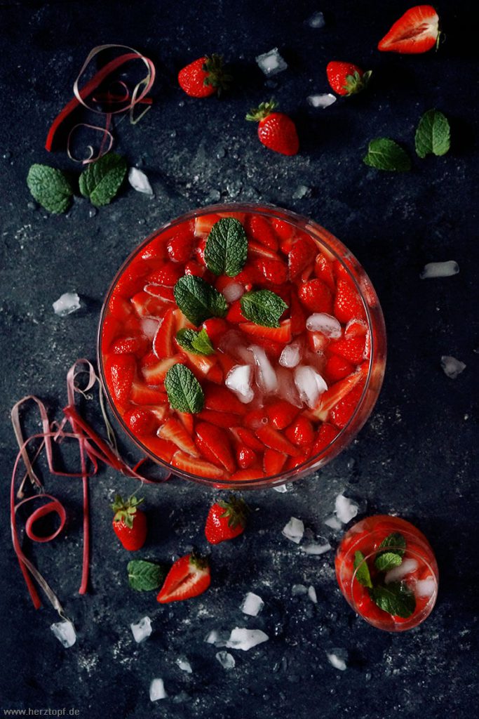 Erdbeer-Rhabarber Bowle mit Vanille und Minze - mit oder ohne Alkohol
