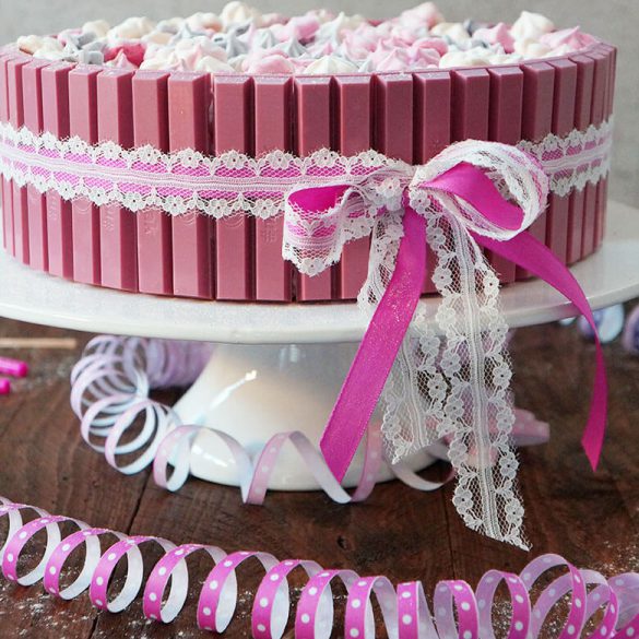 Eine rosa Geburtstagstorte mit lockerem Biskuit, Himbeercreme, kitkat ruby Schokolade und Mini Baiser