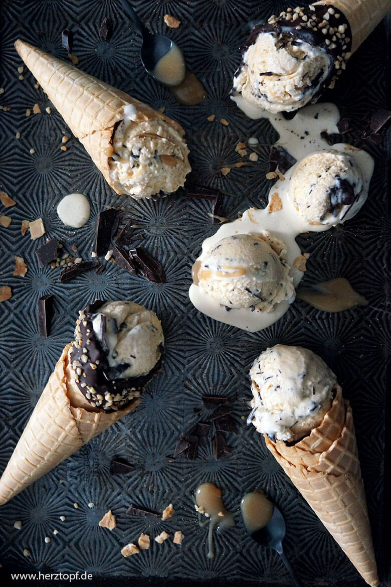 Salzkaramell-Eis mit Schoko-Crunch | zuckerliebelei