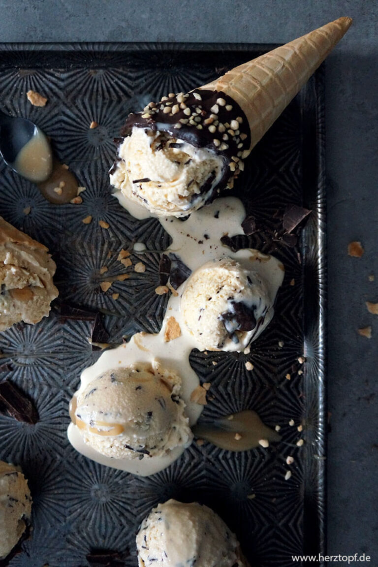 Salzkaramell-Eis mit Schoko-Crunch | zuckerliebelei