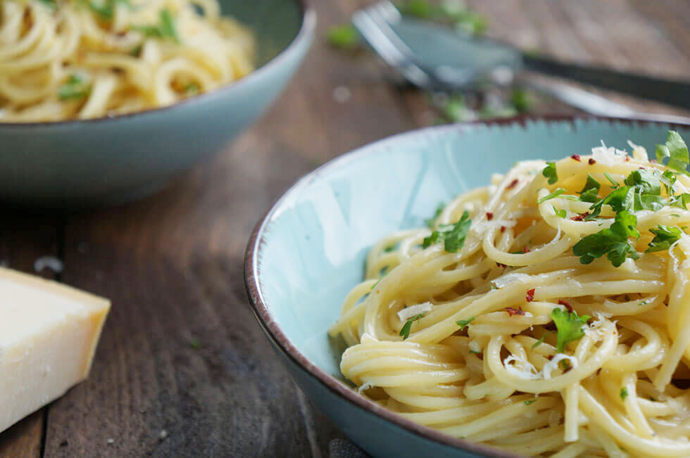 leckere, frische und schnell zubereitete Spaghetti mit Parmesan und Petersilie