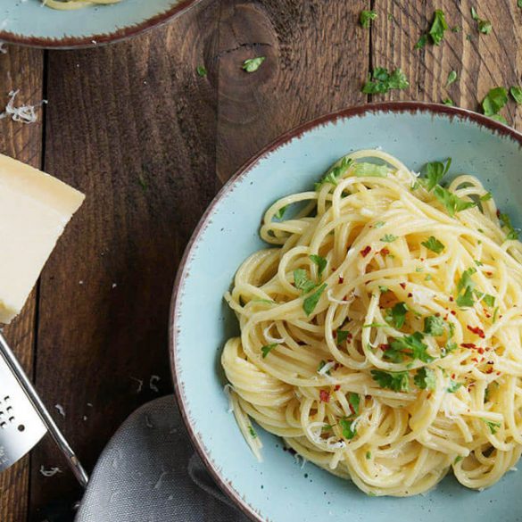 leckere, frische und schnell zubereitete Spaghetti mit Parmesan und Petersilie bestreut