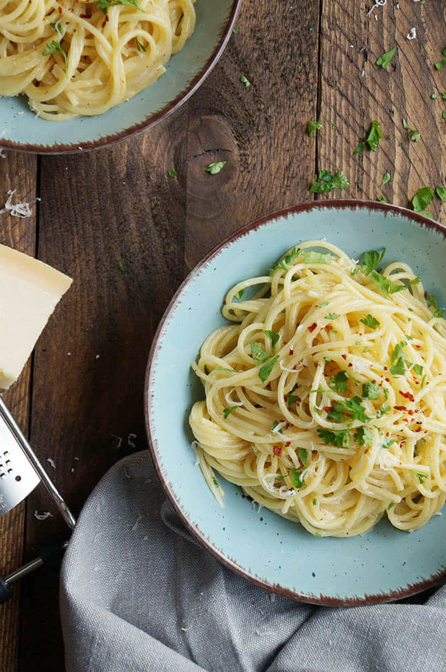 leckere, frische und schnell zubereitete Spaghetti mit Parmesan und Petersilie bestreut