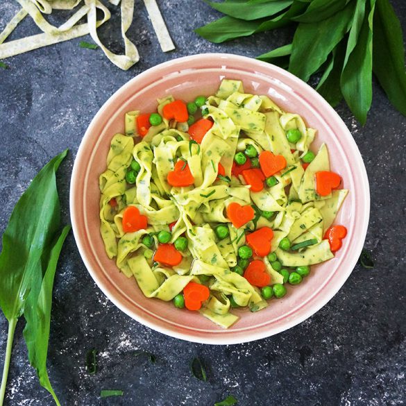 schnelle Suppe mit Bärlauch-Pasta und Gemüse