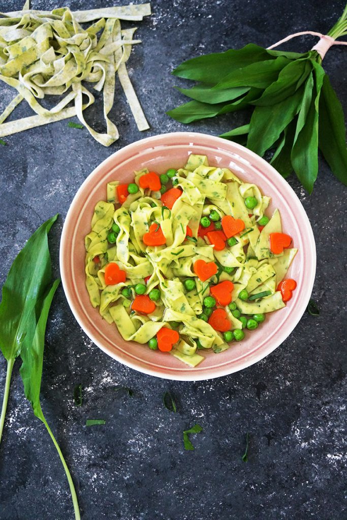 Ein Süppchen mit selbstgemachter Bärlauch-Pasta und Gemüse