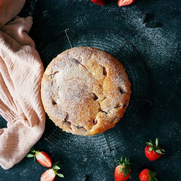 Schneller und saftiger Joghurtkuchen mit Erdbeeren