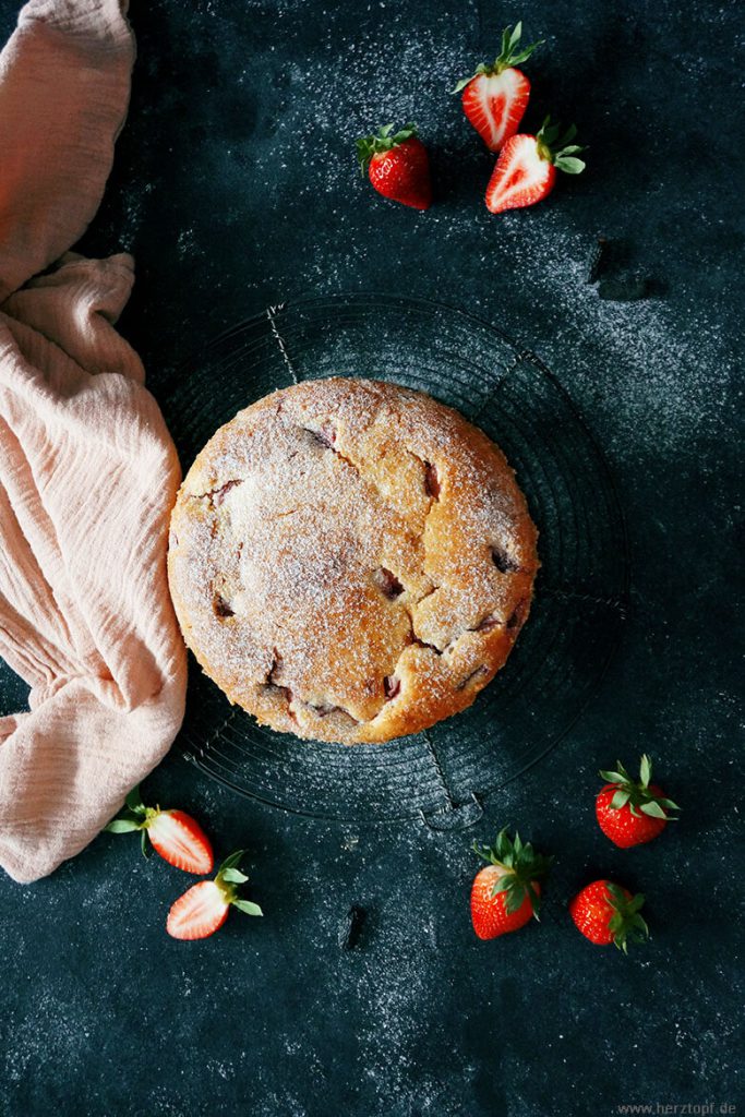 Schneller Joghurtkuchen mit Erdbeeren