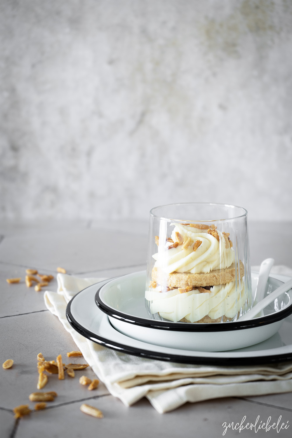 Schnelles Bienenstich Dessert mit Mandelkrokant