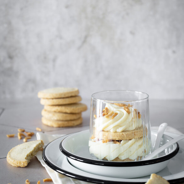 Schnelles Bienenstich Dessert mit Mandelkrokant