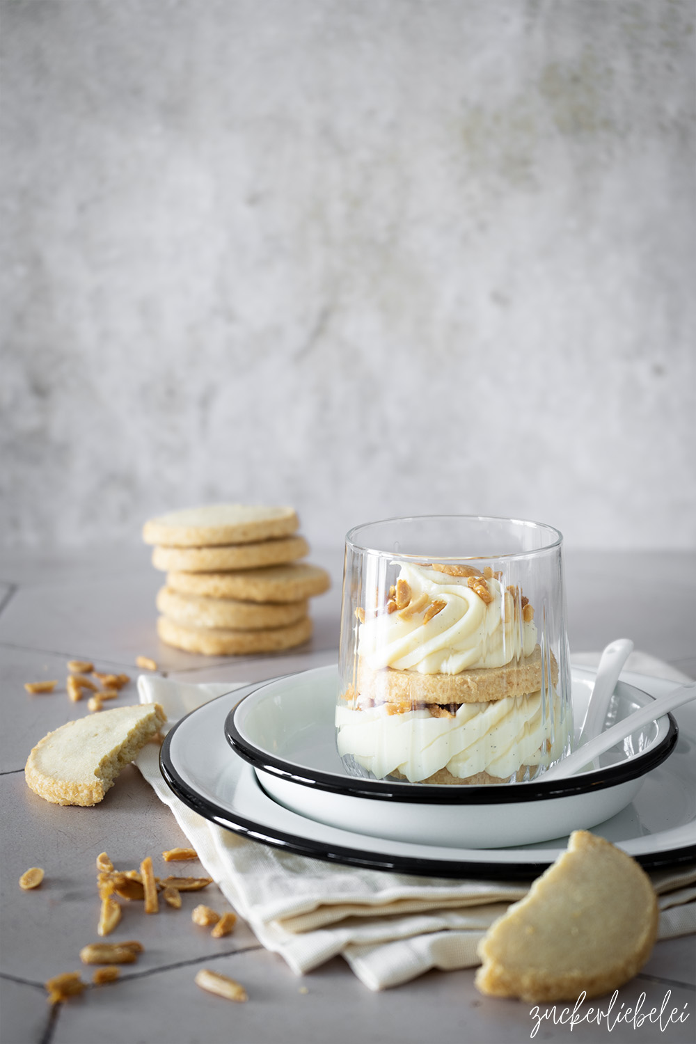 Schnelles Bienenstich Dessert mit Mandelkrokant