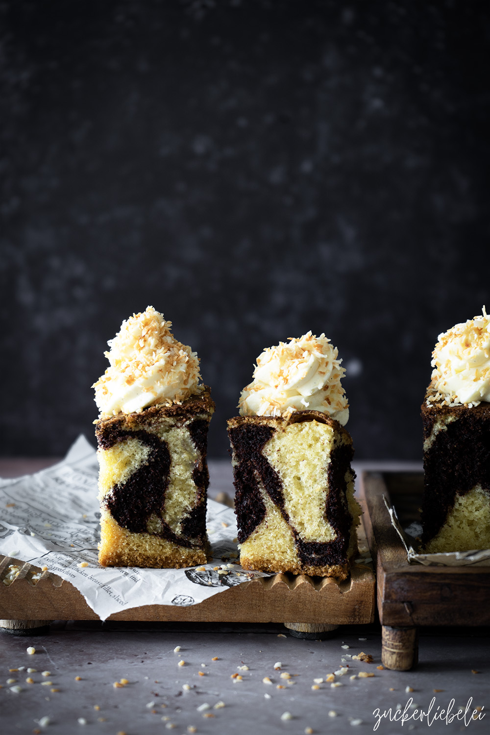 Schoko Kokos Marmorkuchen mit gerösteten Kokosflocken