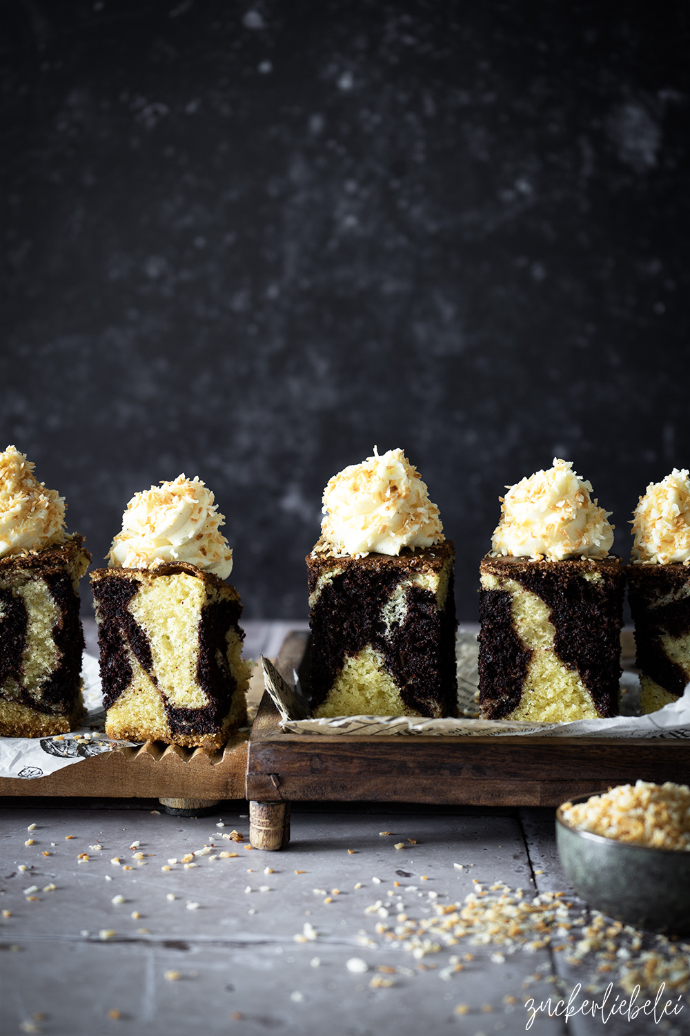 Schoko Kokos Marmorkuchen mit gerösteten Kokosflocken