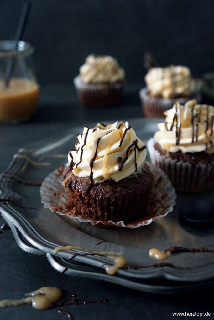 Schokoladen-Cupcakes mit Salzkaramell-Frosting