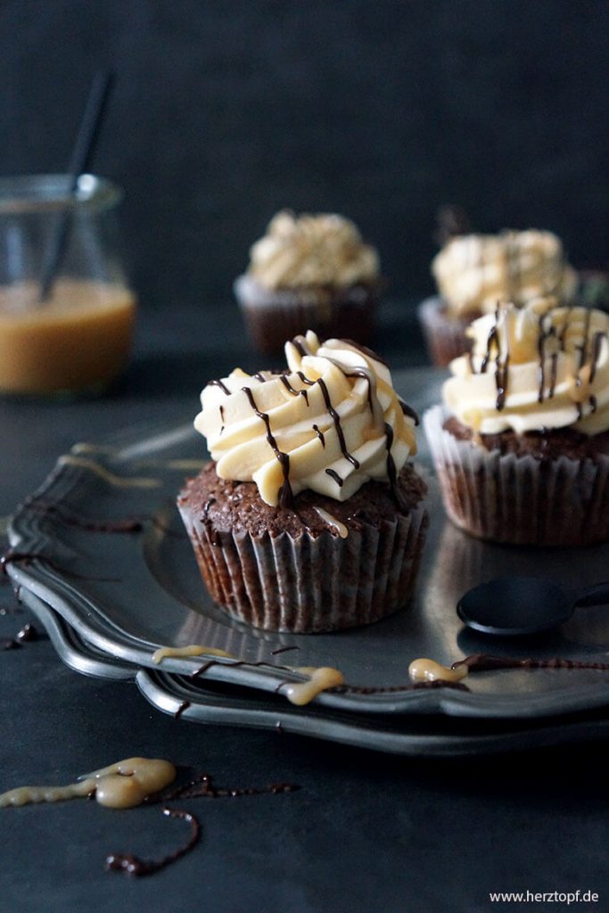 Schokoladen-Cupcakes mit Salzkaramell-Frosting