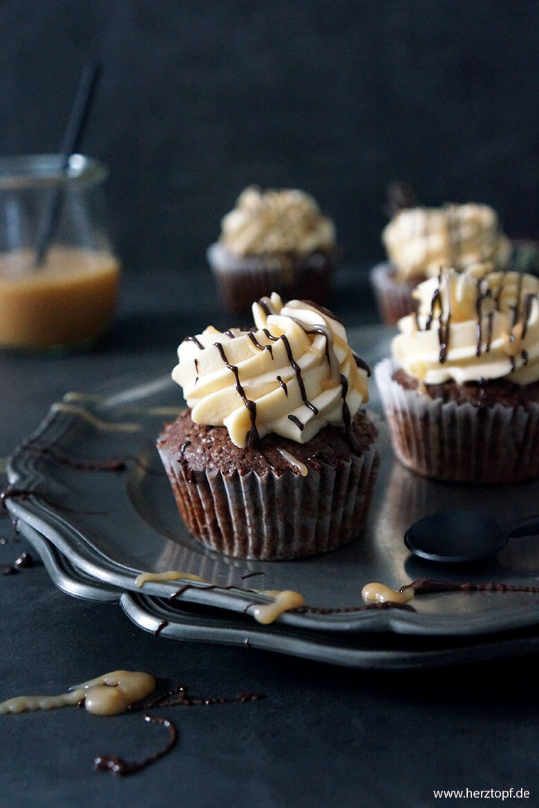 Schokoladen-Cupcakes mit Salzkaramell-Frosting - zuckerliebelei