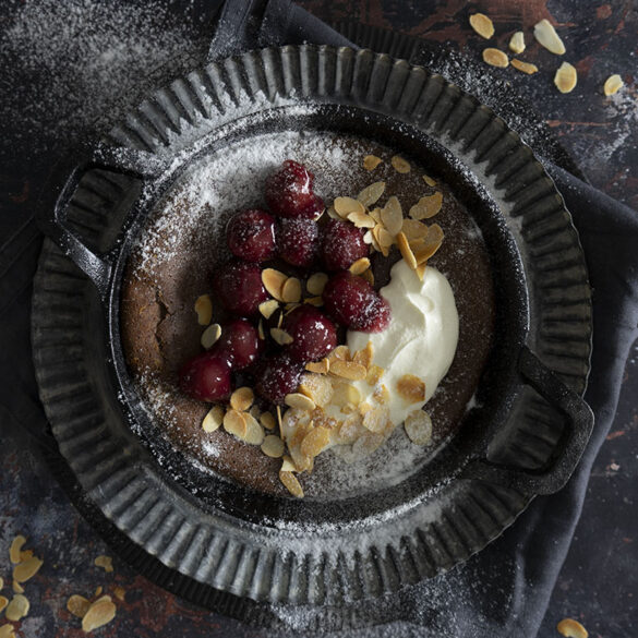 Schokoladen-Ofenpfannkuchen mit heißen Kirschen und gerösteten Mandeln