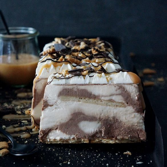 Schokoladen-Salzkaramell-Semifreddo mit Butterkeksen