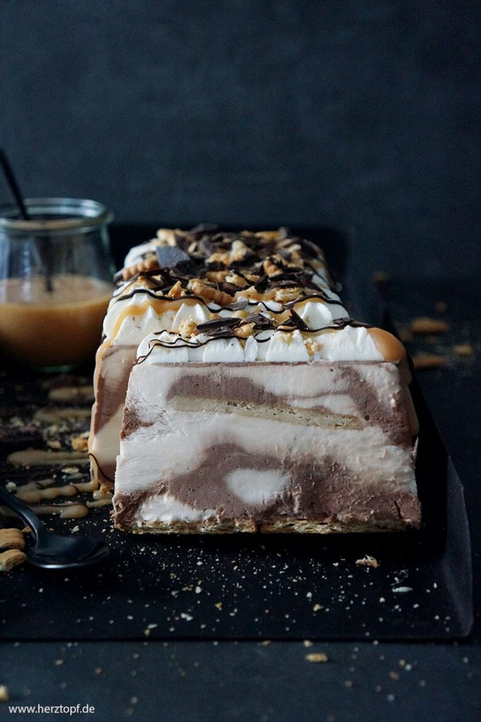 Schokoladen-Salzkaramell-Semifreddo mit Butterkeksen