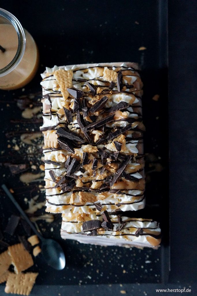 Schokoladen-Salzkaramell-Semifreddo mit Butterkeksen