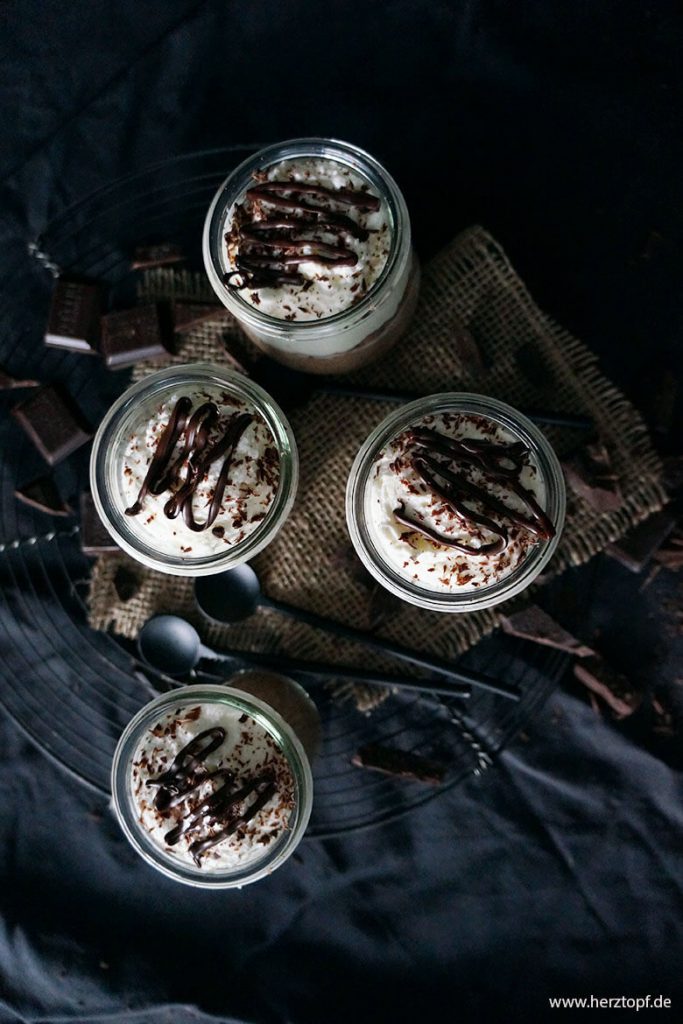 Schokoladensplitter-Creme mit Tonka-Sahne im Glas