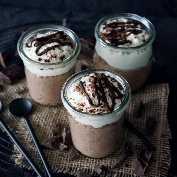 Schokoladensplitter-Creme mit Tonka-Sahne im Glas