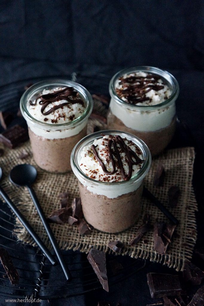 Schokoladensplitter-Creme mit Tonka-Sahne im Glas