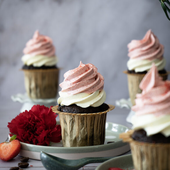 Schokoladige Espresso Cupcakes mit Erdbeer Vanille Creme