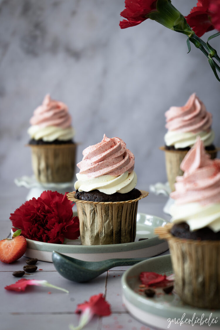 Schokoladige Espresso Cupcakes mit Erdbeer Vanille Creme | zuckerliebelei