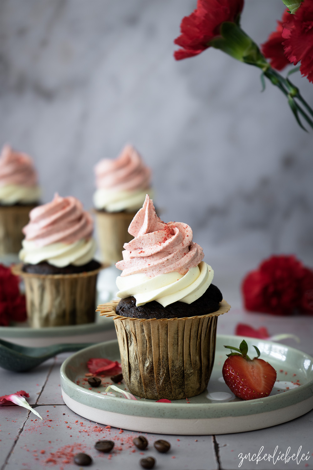 Schokoladige Espresso Cupcakes mit Erdbeer Vanille Creme