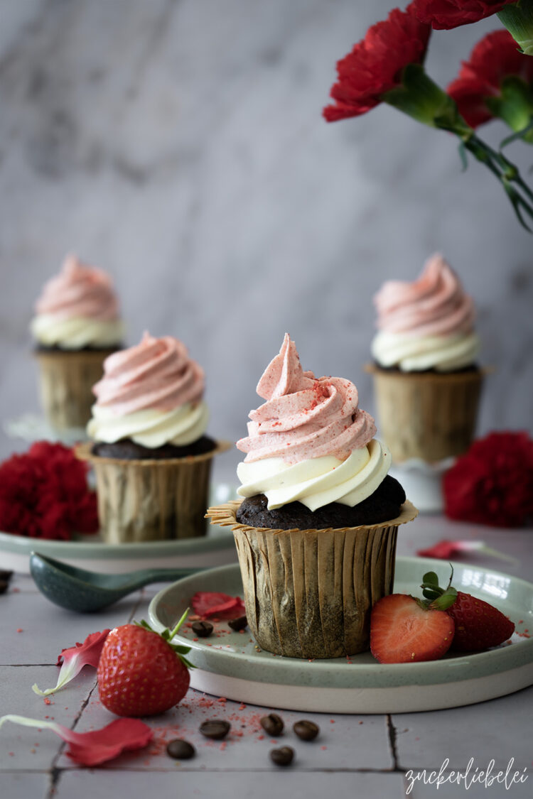 Schokoladige Espresso Cupcakes mit Erdbeer Vanille Creme | zuckerliebelei