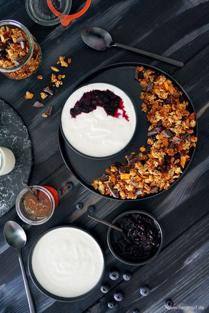 Selbst hergestellter Joghurt, Espresso-Schoko Granola und gebackene Honig-Blaubeeren